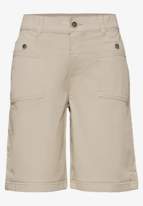 Beige Cargo-Shorts mit aufgesetzten Taschen, Gürtelschlaufen und Knopfverschluss.