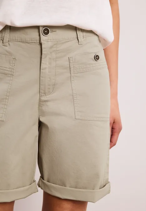 Straight Leg Bermuda mit Turn-Up cobble stone
