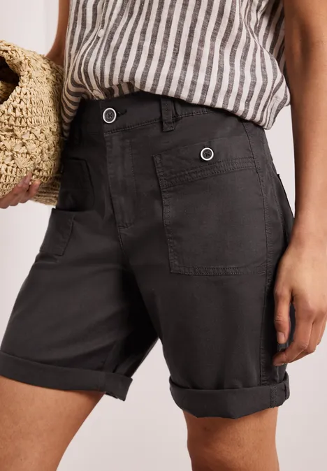 Zwarte, high-waist shorts met opgestikte zakken, metalen ringetjes en omgeslagen zoom.