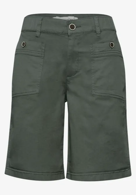 Dunkelgrüne, knielange Shorts mit aufgesetzten Taschen, ideal für Outdoor und Alltag.