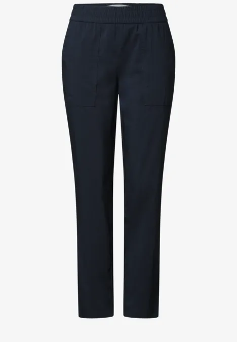Schlichte schwarze Hose mit elastischem Bund und geradem Schnitt.