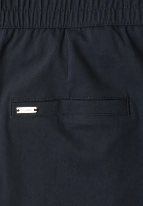 Dunkelblaue Hose mit elastischem Bund und hinterer Tasche mit rechteckigem Metalldetail