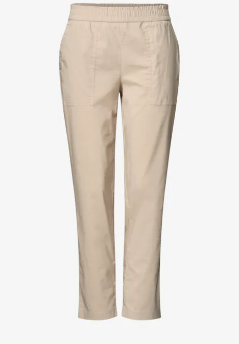 Beige broek met elastische taille, rechte pasvorm en opgestikte zakken.