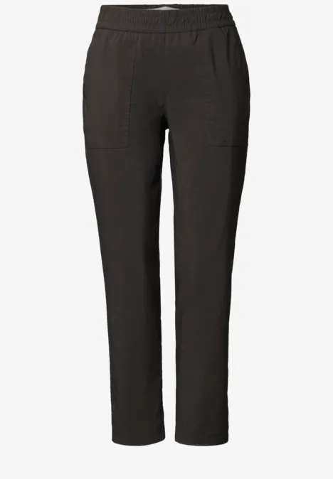 Schwarze, schlichte Hose mit elastischem Bund und seitlichen Eingrifftaschen.