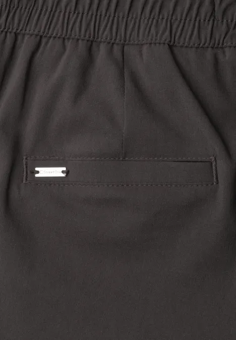 Dunkle Hose mit elastischem Bündchen und Reißverschluss-Tasche am Rücken