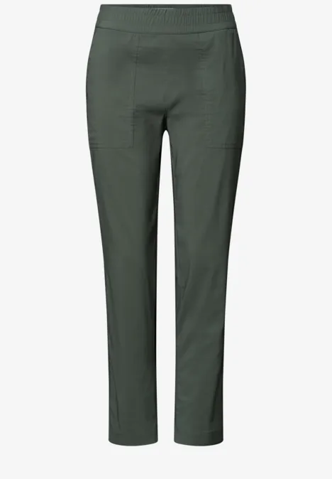 Donkergroene slim-fit broek met rechte pijpen, hoge taille en opgestikte zakken aan de voorkant.