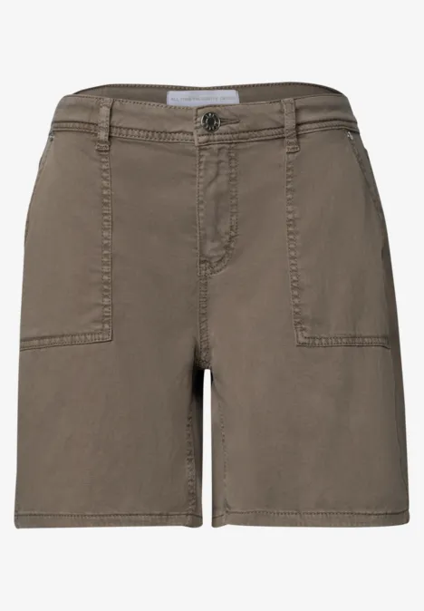 Khakifarbene Baumwoll-Shorts mit aufgesetzten Taschen vorne und Gürtelschlaufen.