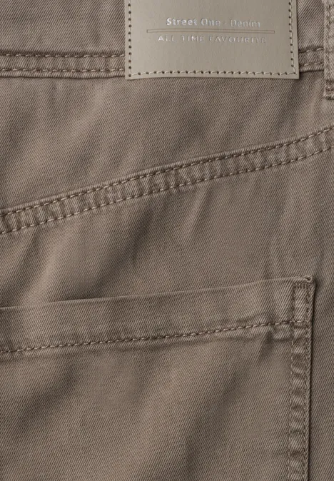 Nahaufnahme einer braunen Hose mit sichtbaren Nähten und Gesäßtasche.