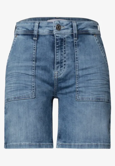 Blaue Jeans-Shorts mit hohem Bund und aufgesetzten Fronttaschen.
