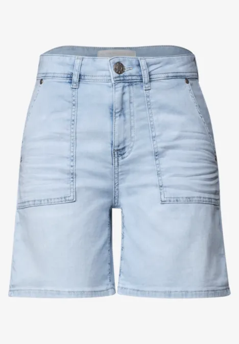 Hellblaue Jeans-Shorts mit hoher Taille und aufgesetzten Vordertaschen.