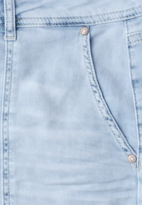 Nahaufnahme einer hellblauen Jeanshose mit sichtbarem Taschenbereich und Nahtdetails.