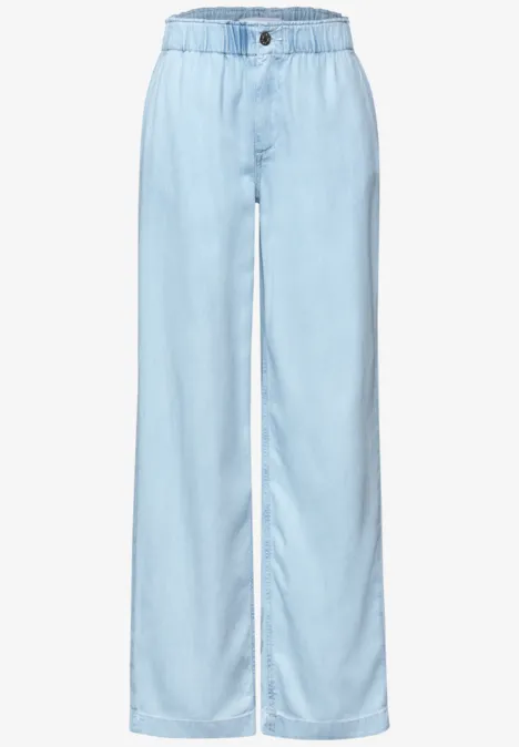 Hellblaue, weit geschnittene Hose aus leichtem Stoff.