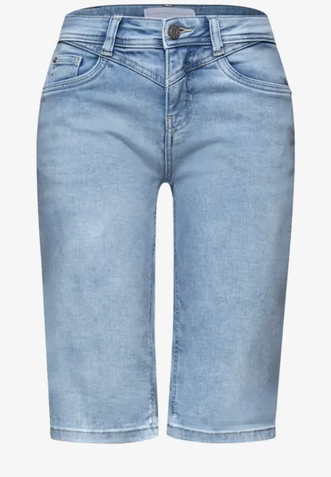 Lichtblauwe denim bermudashorts met klassieke zakken en knoopsluiting tot voorbij de knie.