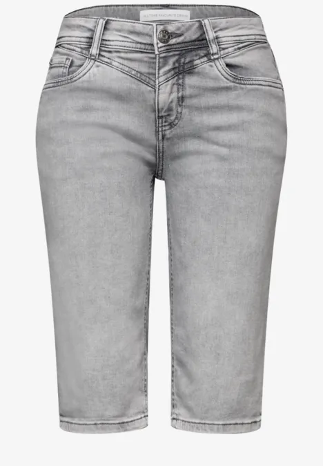 Graue Jeans-Bermuda mit Five-Pocket-Stil, Knopfverschluss, knielang und schmaler Passform.
