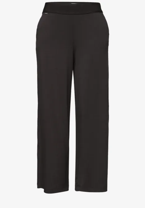 Zwarte, rechte broek met wijde pijpen en elastische taille