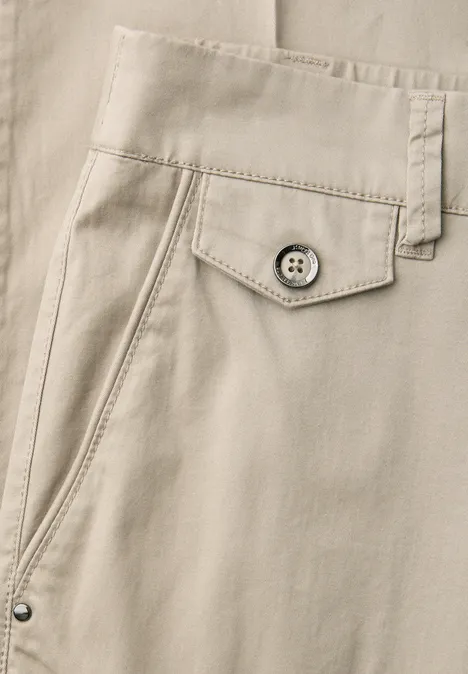 Chino en coupe casual dans une qualité douce buff grey Chino en coupe casual dans une qualité douce buff grey