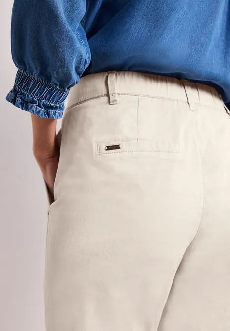 Chino im Casual Fit in softer Qualität silkstone white