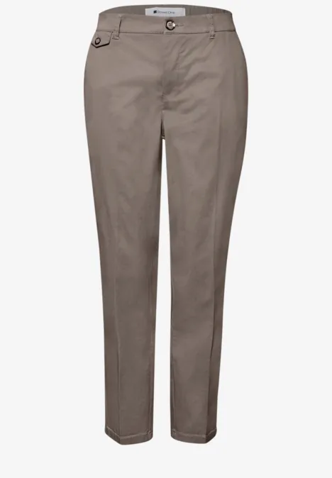 Chino en coupe casual dans une qualité douce dark tumbled beige