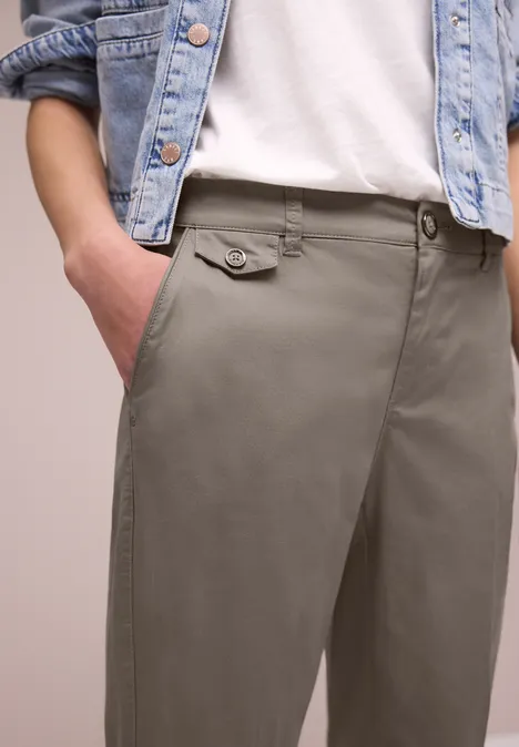 Chino en coupe casual dans une qualité douce dark tumbled beige