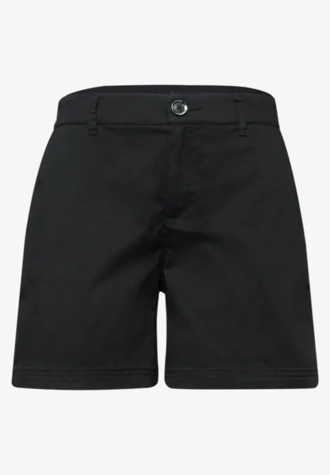 Schwarze, knielange Shorts mit Knopfverschluss und Gürtelschlaufen.