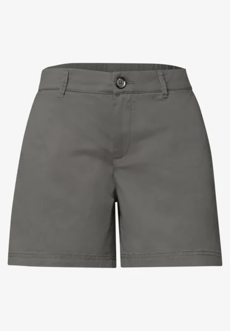 Graue, kniehohe Damen-Shorts mit Knopfverschluss und Gürtelschlaufen.