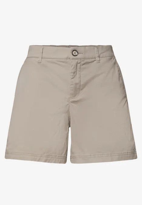 Beige Shorts mit Knopfverschluss aus leichtem, weichem Material - ideal für den Sommer.