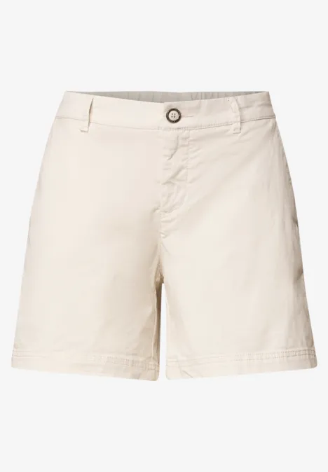 Beige, knielange Shorts aus leichtem Stoff mit Knopfverschluss und Gürtelschlaufen.
