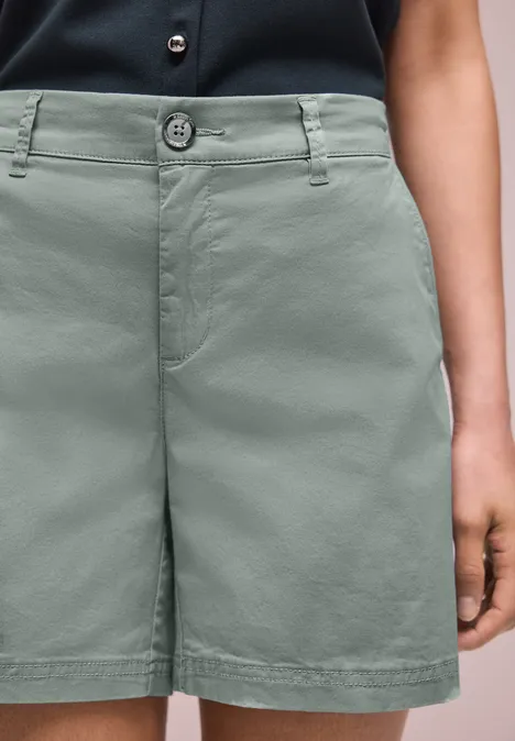 Losvallende, hoog getailleerde korte broek in olijfgroen met knoopsluiting.