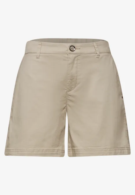 Beige damesshorts met knoopsluiting en praktische zakken.