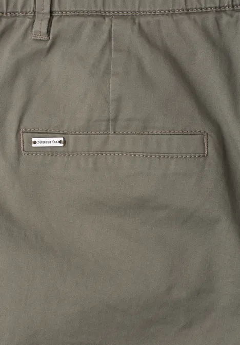 Olivefarbene Hose mit Paspeltasche am Rücken und kleinem, rechteckigem Markenlabel in der Nähe der Naht.
