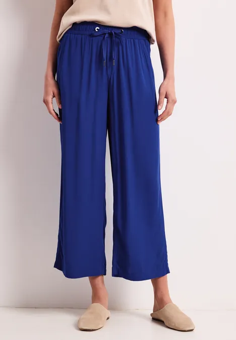 Knöchellange, weit geschnittene Hose in intensivem Königsblau mit Kordelzugbund.