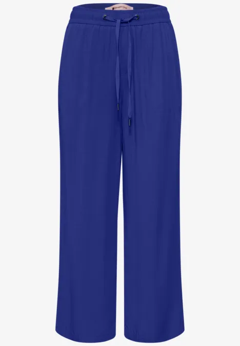 Damenhose in sattem Königsblau, weiter Schnitt mit hohem Bund und Kordelzug – perfekt für lässige Looks.