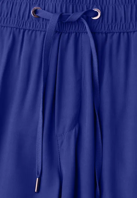 Blaue Sporthose mit Kordelzug am elastischen Bund.