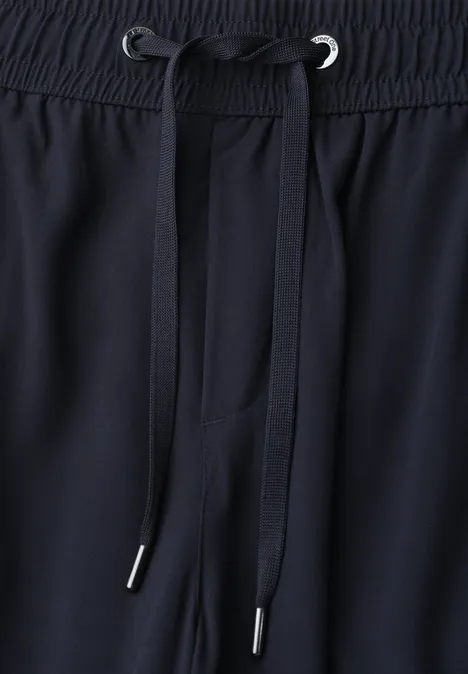 Schwarzer Hosenbund mit gerafftem Gummizug und bindbarem Kordelzug.