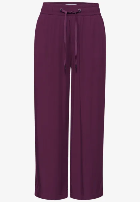 Lockere, bequeme, weinrote Damen-Hose mit weitem Bein und Kordelzugbund.