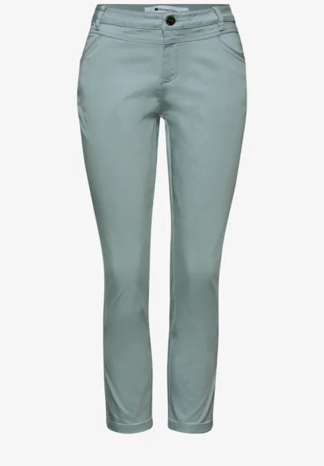 Lichtmintgroene slim-fit damesbroek met knoop- en ritssluiting en steekzakken.