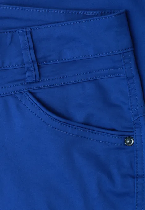 Kobaltblauwe broek met zak en riemlussen, zichtbare stiksels en gestructureerde stof