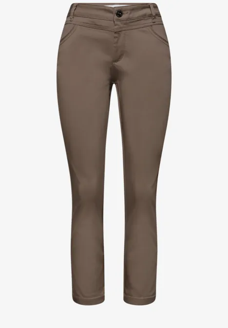 Bruine damesbroek met smalle pasvorm en knoopsluiting
