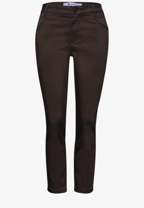Bruine broek voor dames, slim fit met hoge taille en rechte pijpen.