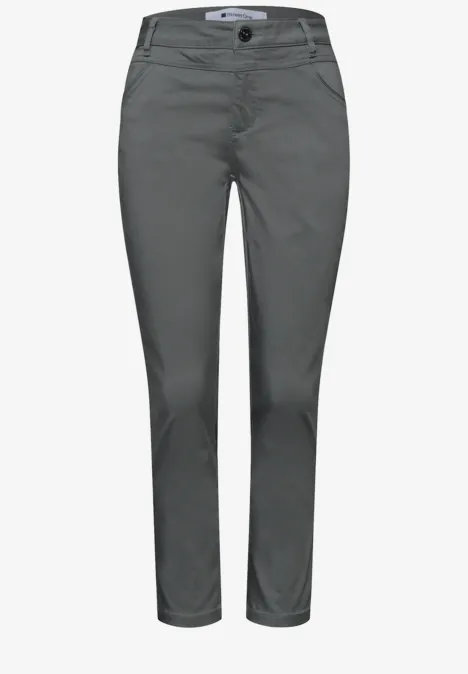 Grijze chino met smalle pasvorm en knoopsluiting, eenvoudig ontwerp voor dagelijks gebruik