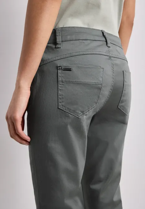 Achteraanzicht van een persoon met een grijze broek en een licht shirt