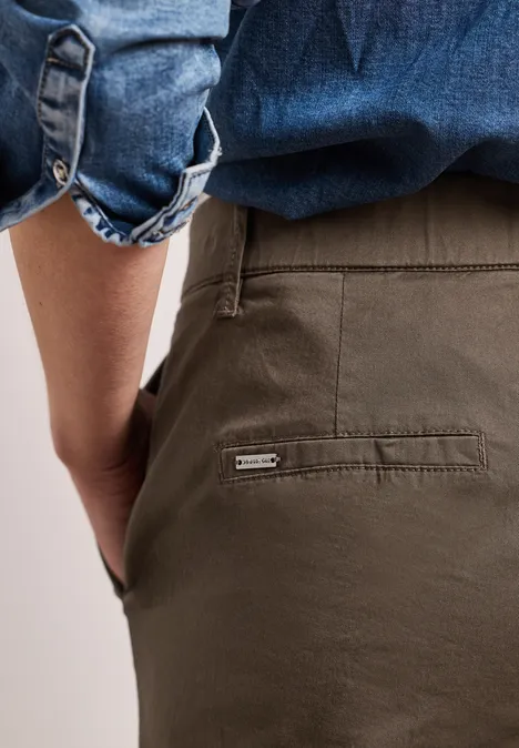 Chino Straight Legs en coupe casual cold brew brown Chino Straight Legs en coupe casual cold brew brown