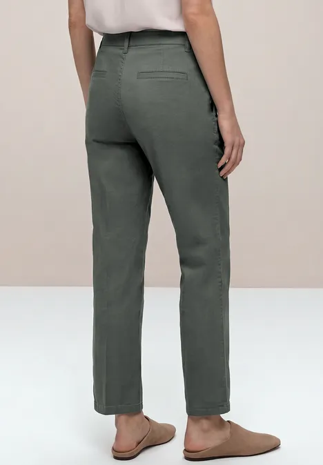 Straight Legs chino's in een casual pasvorm cilantro green