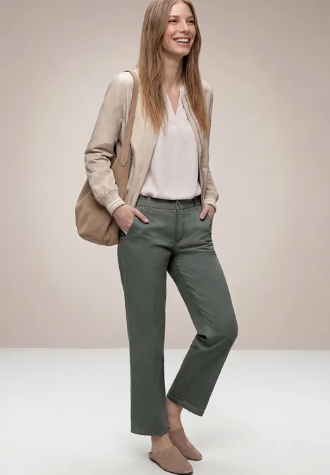 Straight Legs chino's in een casual pasvorm cilantro green