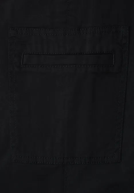 Zwart textiel met rechthoekige zak en subtiele stiksels