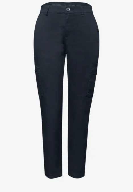 Donkere, smal gesneden damesbroek met zijwaakse cargozak en elastische tailleband.