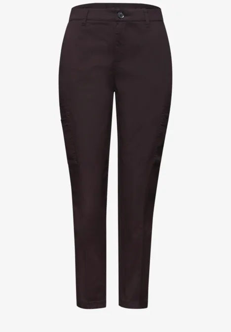 Donkere slim-fit herenbroek met knoopsluiting, riemlussen en zijzakken.