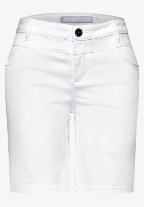 Witte damesshorts van katoen met knoop- en ritssluiting, twee steek- en twee achterzakken.