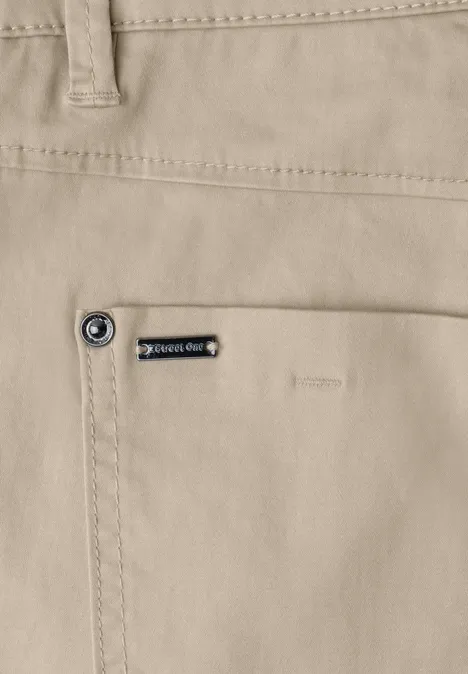Detailaufnahme einer beigen Hose mit 'ZARA MAN'-Label an Tasche