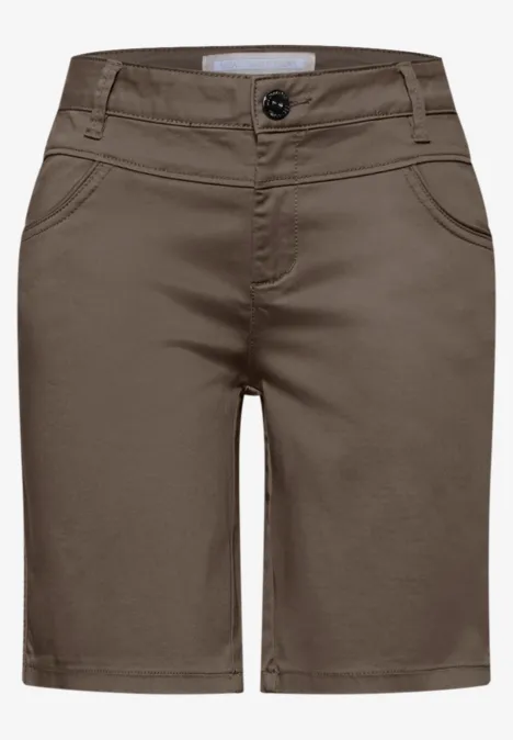 Bruine chino-short tot op de knie met knoopsluiting en steekzakken.